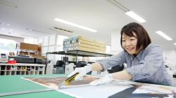イベントや展示会のポスター・パネルの製造スタッフ